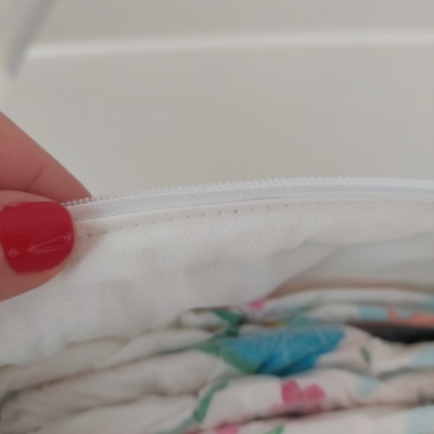 fecho branco em tecido e parte de tecido estampado com flores coloridas