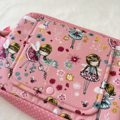 Bolsa cor-de-rosa com padrão de fadas e flores em tecido