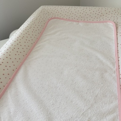 Muda fraldas branco com borda rosa e padrão de estrelas cor-de-rosa