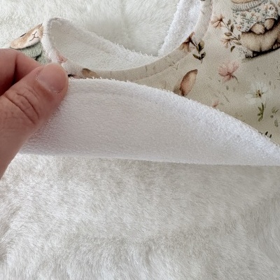 Pano de bebé branco felpudo com padrão de coelho e flores em tecido bege