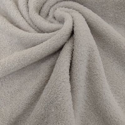 Tecido cinza claro com textura felpuda dobrado em espiral