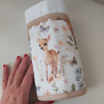 Fralda com ilustração de veado bebé e flores em tecido branco com borda bege.