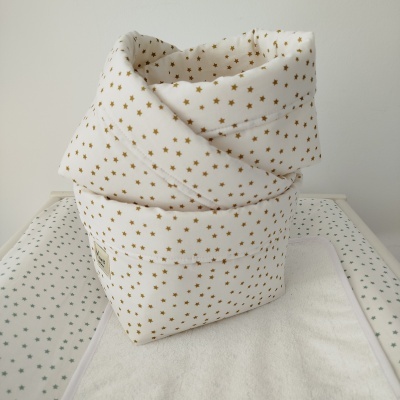 Cesto de tecido branco com estrelas castanhas