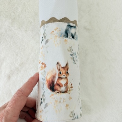 Fralda branca com fantasia de esquilo e folhas em tecido estampado