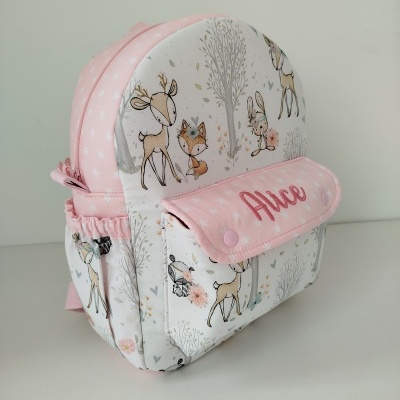 Mochila infantil com padrão de animais da floresta e nome 'Alice'