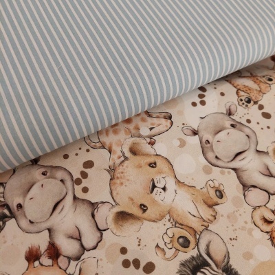 Tecido infantil com padrão de animais e tecido azul às riscas