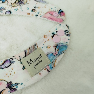 Lenço de bebé estampado com unicórnios e etiqueta 