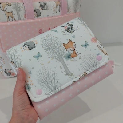 Bolsa de tecido com padrão de animais da floresta em tons pastel e detalhes em rosa com estrelas brancas
