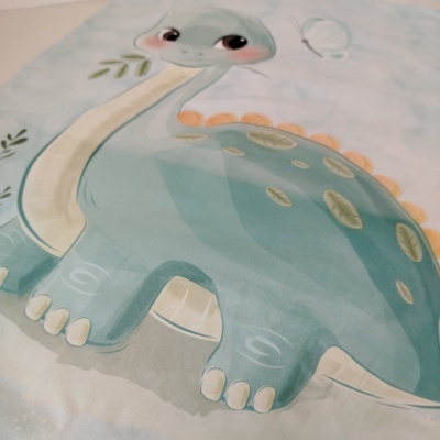 Tapete infantil com desenho de dinossauro azul e verde
