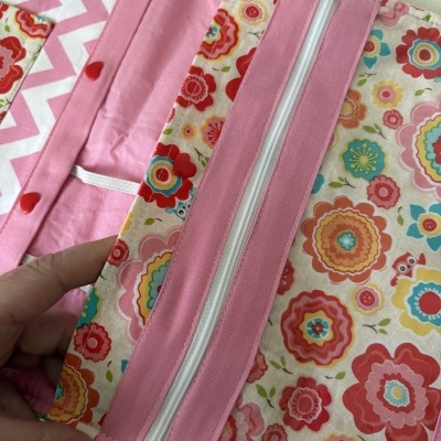 organizador tecido padrão floral zip branco alça laranja interior rosa