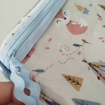 Estojo têxtil azul claro com padrão infantil de raposa e folhas