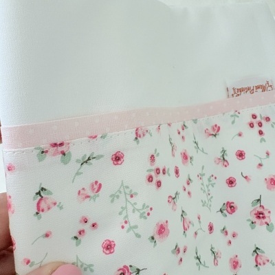 tecido branco floral com borda rosa claro e etiqueta Mara Patchwork