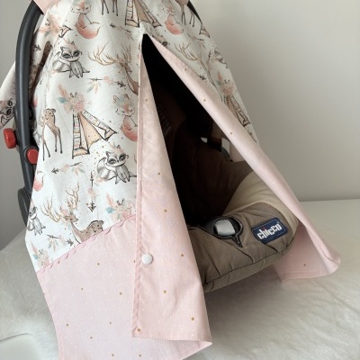 Capa para cadeirinha de bebé com padrão de animais e cadeirinha Chicco cinza