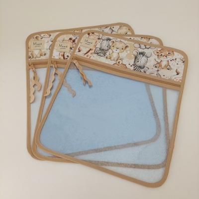 Bolsas organizadoras transparentes com topo estampado de animais e fechos com fitas