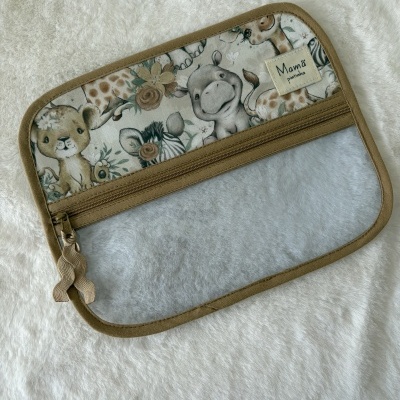 Bolsa de tecido com parte transparente e desenho de animais bebé