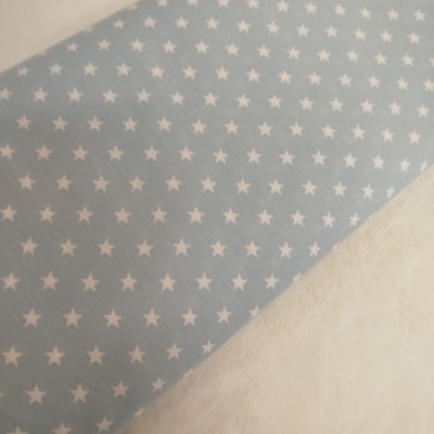 Tecido azul claro com estrelas brancas