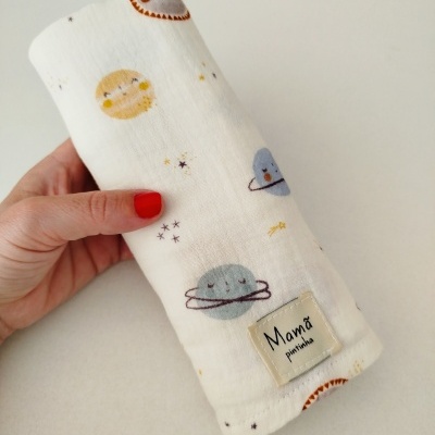 Manta branca com estampa de planetas e etiqueta Mama pintinhas