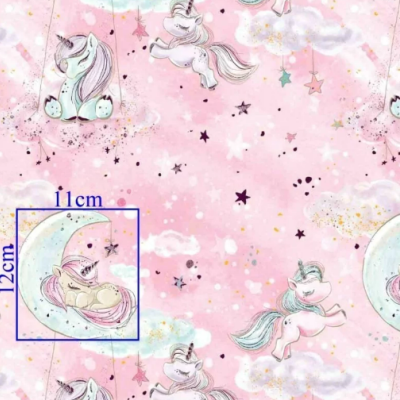 Tecido cor-de-rosa com padrão de unicórnios e luas