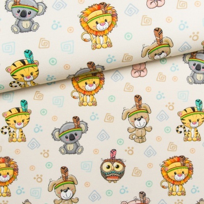 Tecido bege com estampado infantil de animais caricaturados e formas geométricas coloridas.