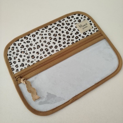 Estojo com padrão animal print e fecho castanho, etiqueta com texto Mamã pintinha.