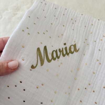 Pano branco com pontos dourados e nome Maria em dourado