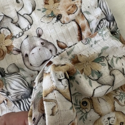 Tecido bege com padrão de animais do safari em tons suaves