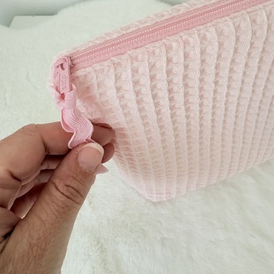 Bolsa cor-de-rosa com textura tipo waffle e fecho de correr