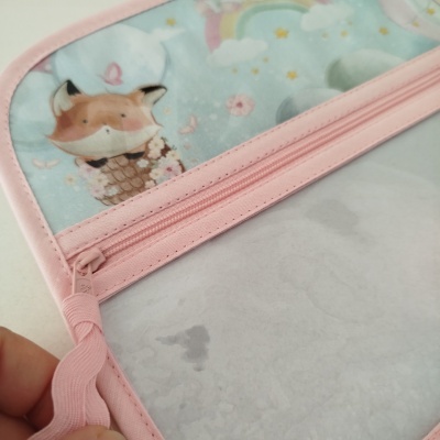 Bolsa transparente com fecho e bordas rosa e desenho de raposa e céu