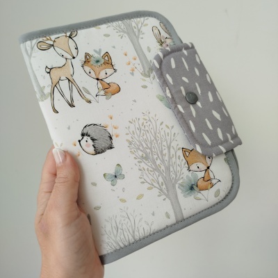 Carteira ou organizador com padrão de animais da floresta e fecho cinzento de botão