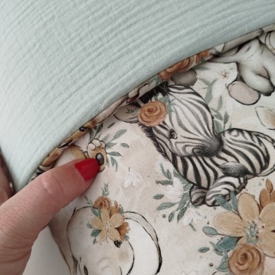 Almofada dupla-face com tecido azul claro e tecido estampado com animais e flores