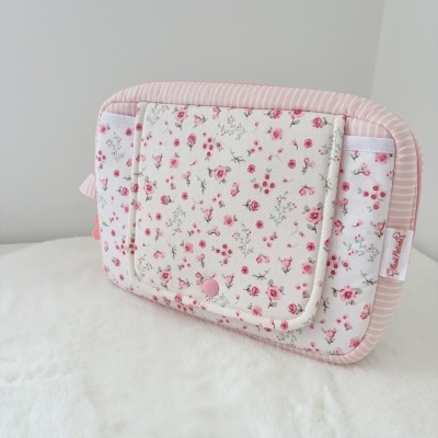 Bolsa têxtil com padrão floral rosa e riscas