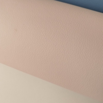 Folhas de material sintético com textura semelhante a pele em azul, rosa e bege