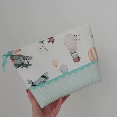 Bolsa de tecido infantil com balões, aviões e animais