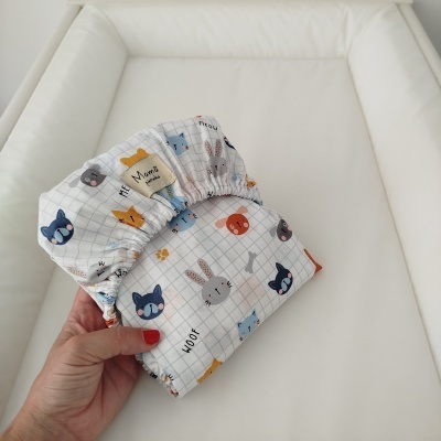 Fralda de pano elástica com padrão de animais coloridos e etiqueta Mamã priminha