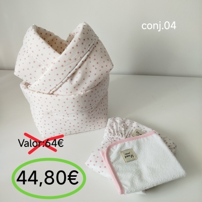 Conjunto tecido branco com estrelas rosa e toalha branca com borda rosa