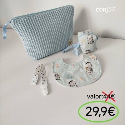 Conjunto para bebé com necessaire azul claro, porta-chupetas, babete e estojo com padrão de animais, e preço promocional em fundo branco.
