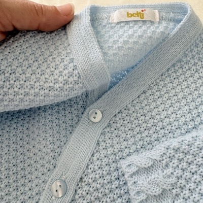 Camisa de malha azul clara com botões e etiqueta betij