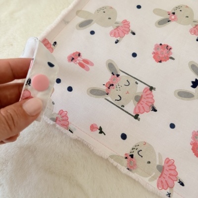 Fralda ou mantinha para bebé com coelhinhos cor de rosa e botão de pressão