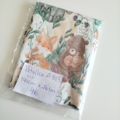 tela com padrão infantil de raposa e urso, embalagem com etiqueta manuscrita