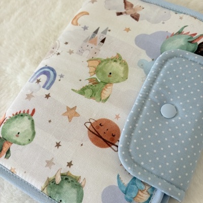 Capa ou estojo de tecido para bebé com padrão de dinossauros e acabamento azul claro