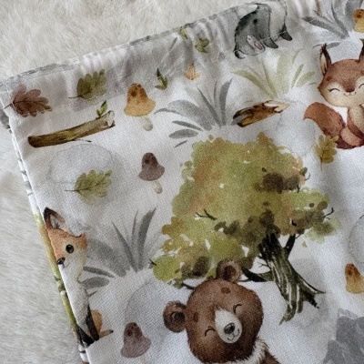 Tecido branco com estampado de animais da floresta e elementos naturais