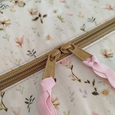 Mochila com padrão floral e fecho de correr castanho com puxadores