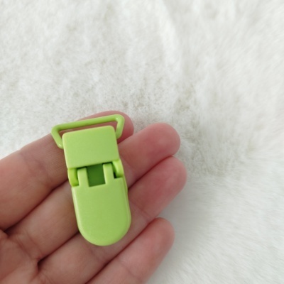 Clipe verde claro segurado na mão