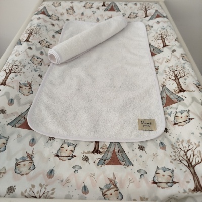 Tapete muda fraldas com padrão corujas e toalha branca com etiqueta