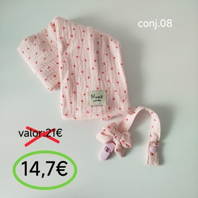 Conjunto tecido rosa com corações vermelhos e prendedor para chupeta com laço