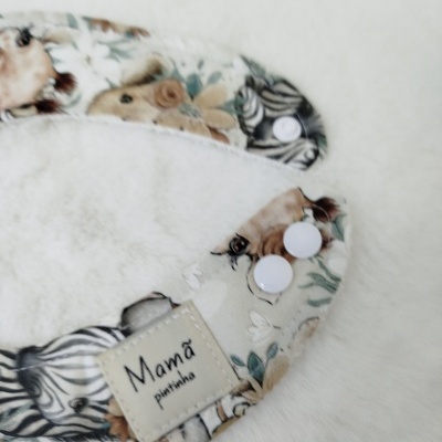 Babete estampado com animais selvagens e etiqueta Mamã pintinha