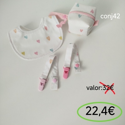 Conjunto para bebé com babete, bolsa e suportes com padrão de corações coloridos e acessórios rosas