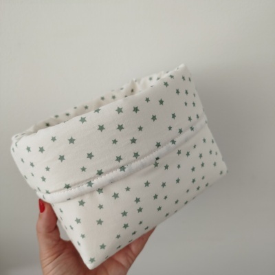 Cesta de tecido branca com estrelas verdes e textura macia