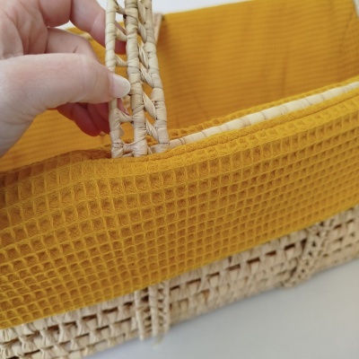 Cesto de vime com forro amarelo mostarda texturizado e alça de vime