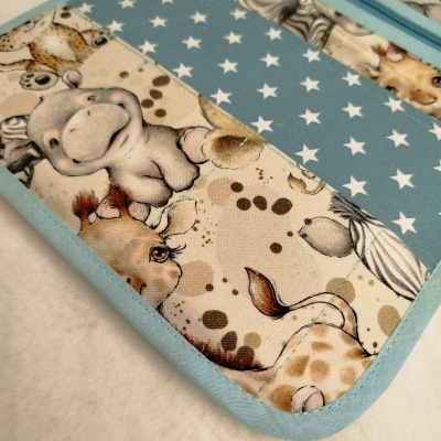 Pano de cozinha acolchoado com padrão de estrelas e animais bebés